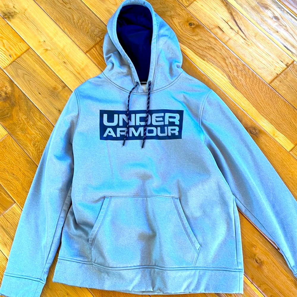 Like New Under Armour Hoodie in near perfect condition!! Large
